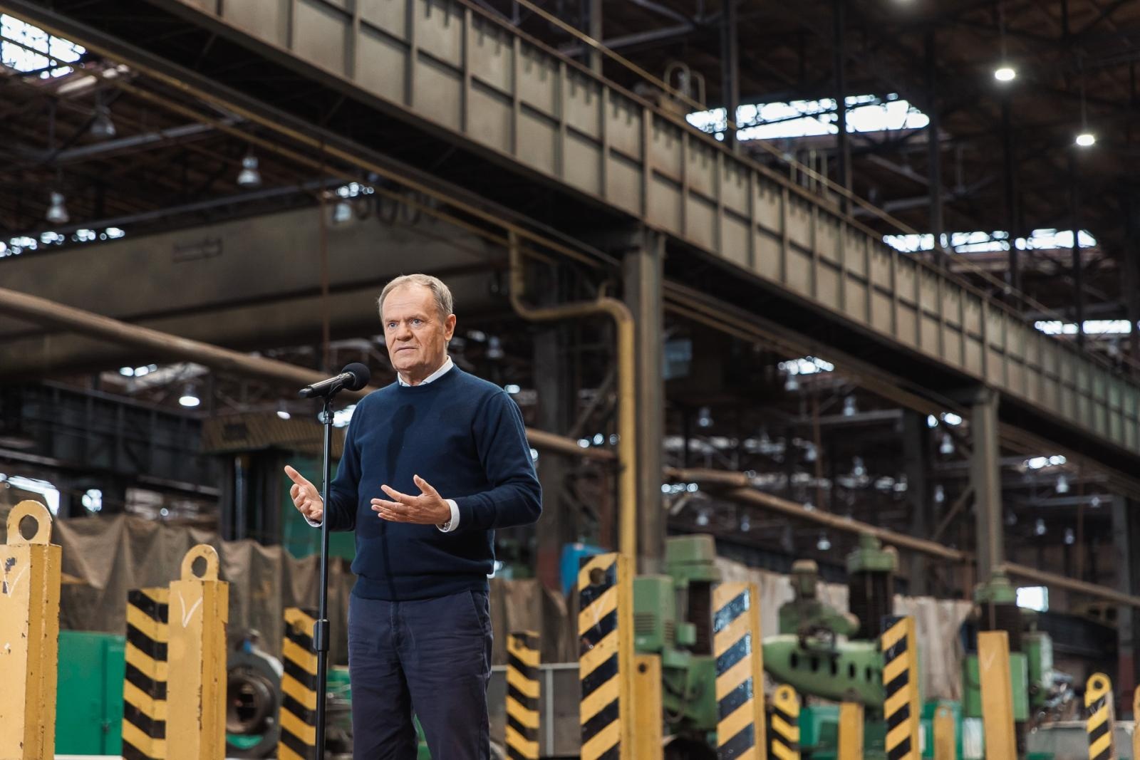 Zdjęcie w galerii na portalu naszraciborz.pl: W halach po Rafako ruszy produkcja pojazdów Jelcza. Premier w Raciborzu o 500 nowych miejscach pracy wiadomości z regionu