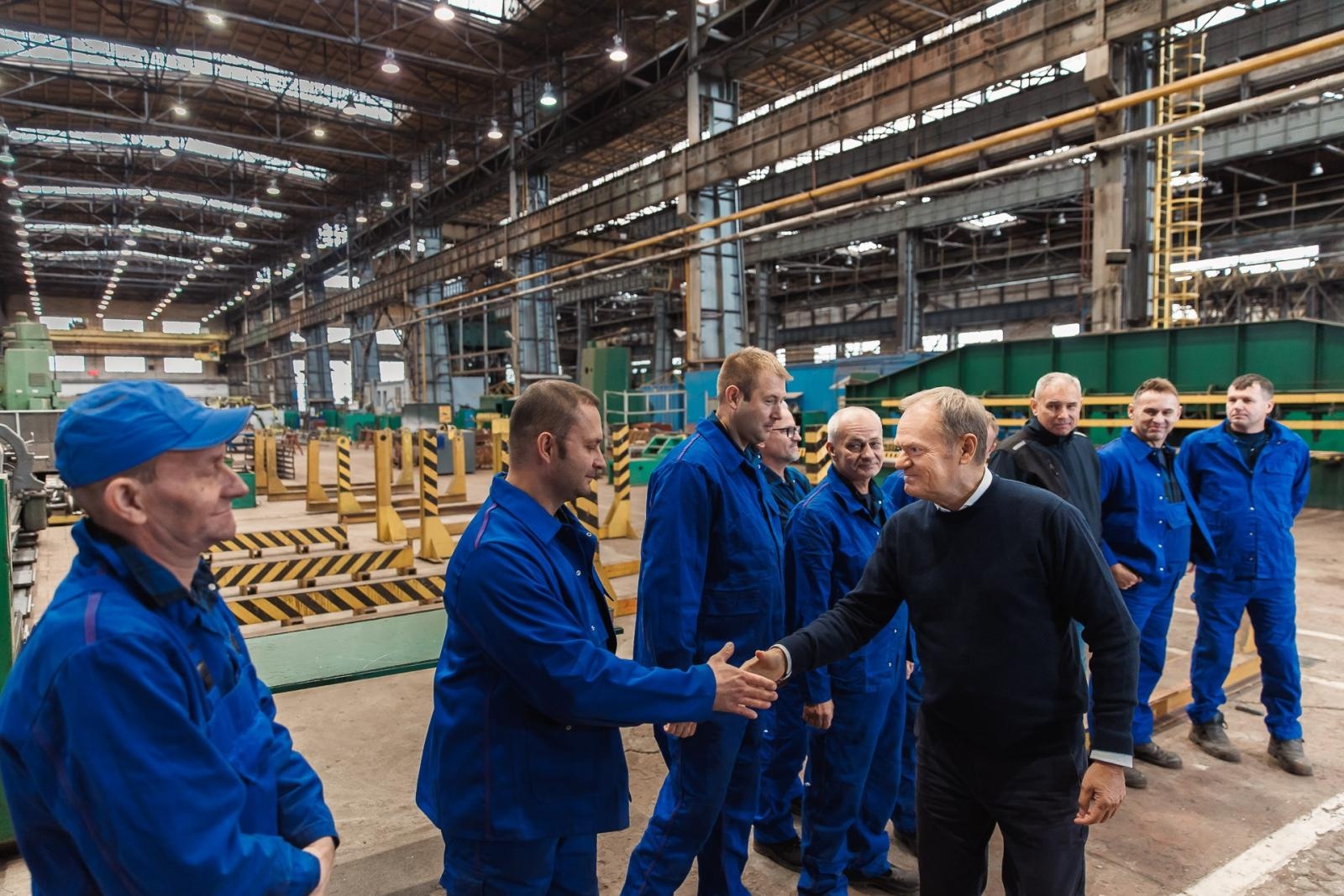 Zdjęcie w galerii na portalu naszraciborz.pl: W halach po Rafako ruszy produkcja pojazdów Jelcza. Premier w Raciborzu o 500 nowych miejscach pracy wiadomości z regionu