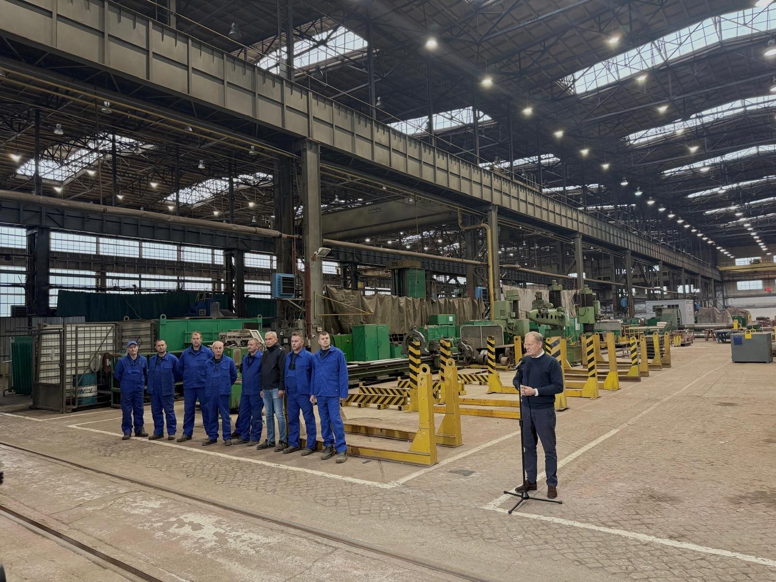 Zdjęcie w galerii na portalu naszraciborz.pl: W halach po Rafako ruszy produkcja pojazdów Jelcza. Premier w Raciborzu o 500 nowych miejscach pracy wiadomości z regionu