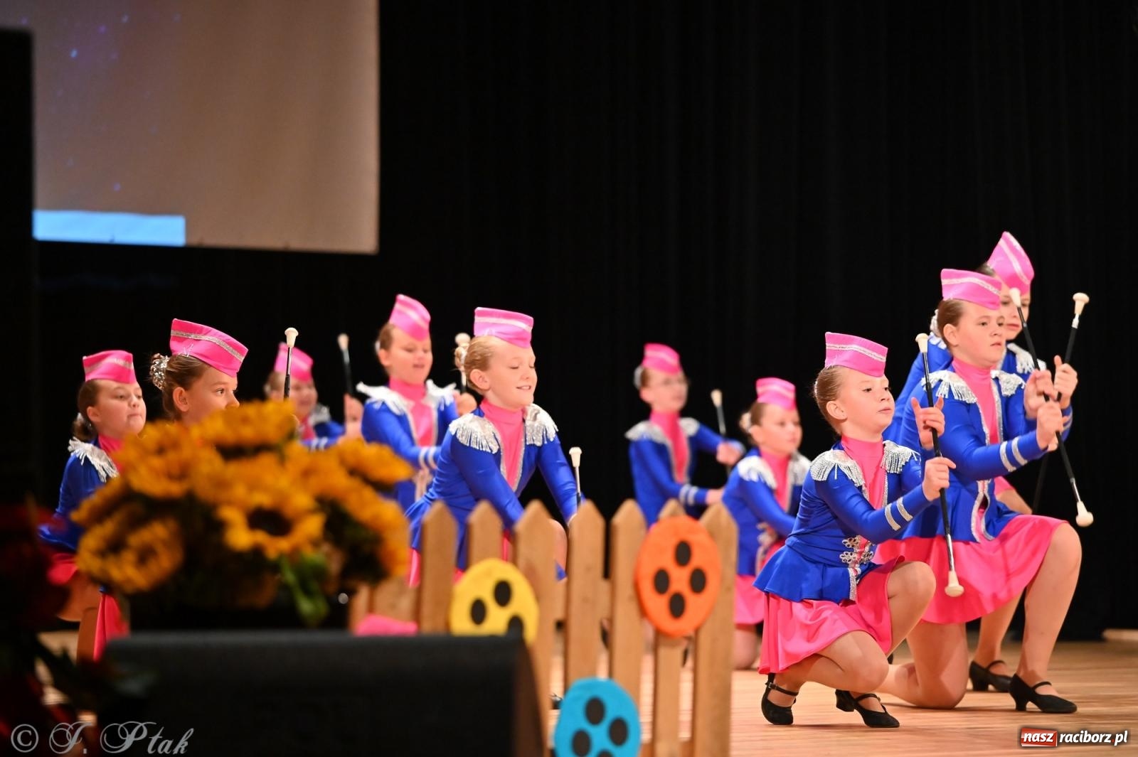Zdjęcie w galerii na portalu naszraciborz.pl: Miejskie obchody Dnia Edukacji Narodowej i jubileusz 125-lecia SP 5 w Raciborzu wiadomości z regionu