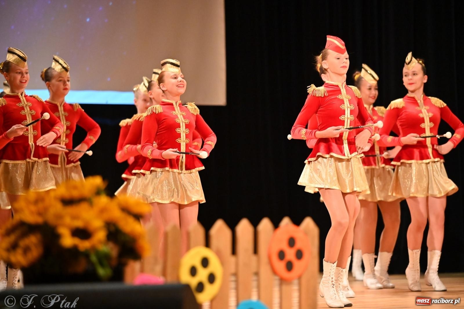 Zdjęcie w galerii na portalu naszraciborz.pl: Miejskie obchody Dnia Edukacji Narodowej i jubileusz 125-lecia SP 5 w Raciborzu wiadomości z regionu