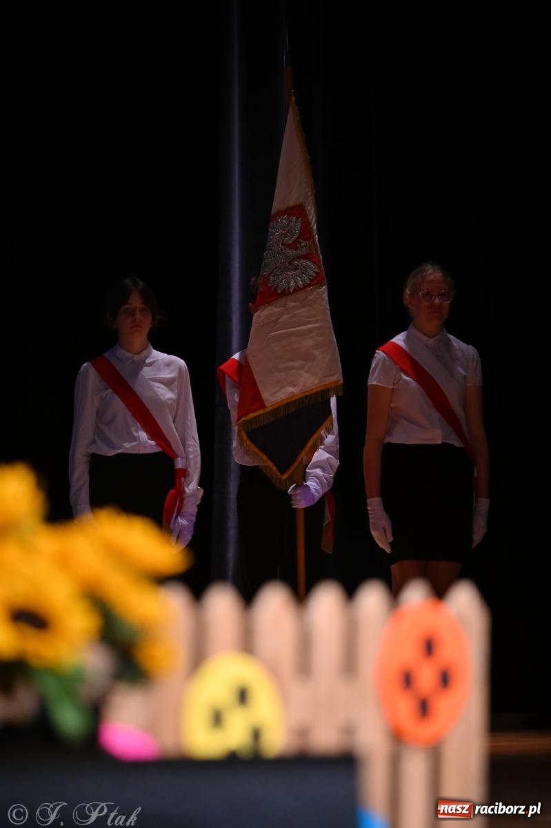Zdjęcie w galerii na portalu naszraciborz.pl: Miejskie obchody Dnia Edukacji Narodowej i jubileusz 125-lecia SP 5 w Raciborzu wiadomości z regionu