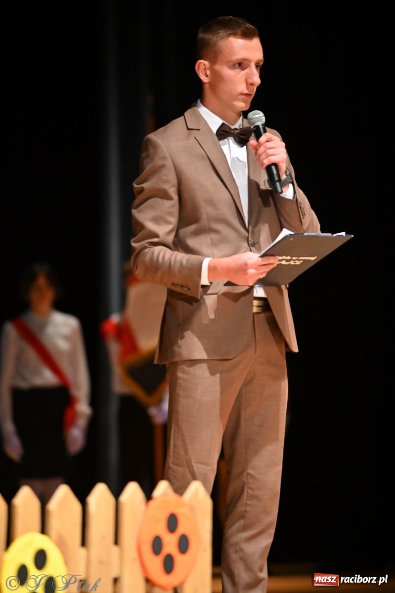 Zdjęcie w galerii na portalu naszraciborz.pl: Miejskie obchody Dnia Edukacji Narodowej i jubileusz 125-lecia SP 5 w Raciborzu wiadomości z regionu