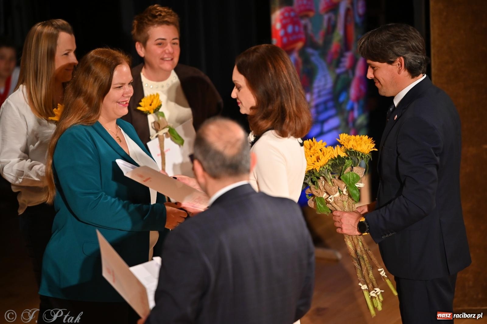 Zdjęcie w galerii na portalu naszraciborz.pl: Miejskie obchody Dnia Edukacji Narodowej i jubileusz 125-lecia SP 5 w Raciborzu wiadomości z regionu