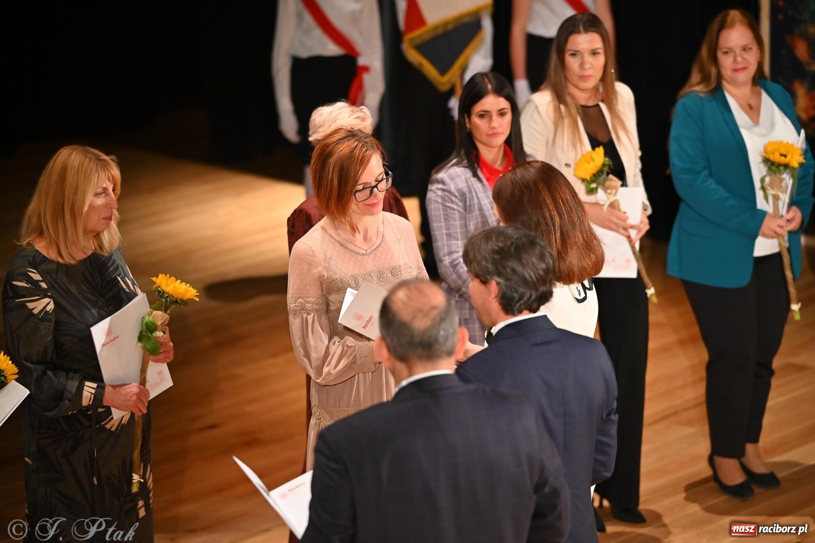 Zdjęcie w galerii na portalu naszraciborz.pl: Miejskie obchody Dnia Edukacji Narodowej i jubileusz 125-lecia SP 5 w Raciborzu wiadomości z regionu