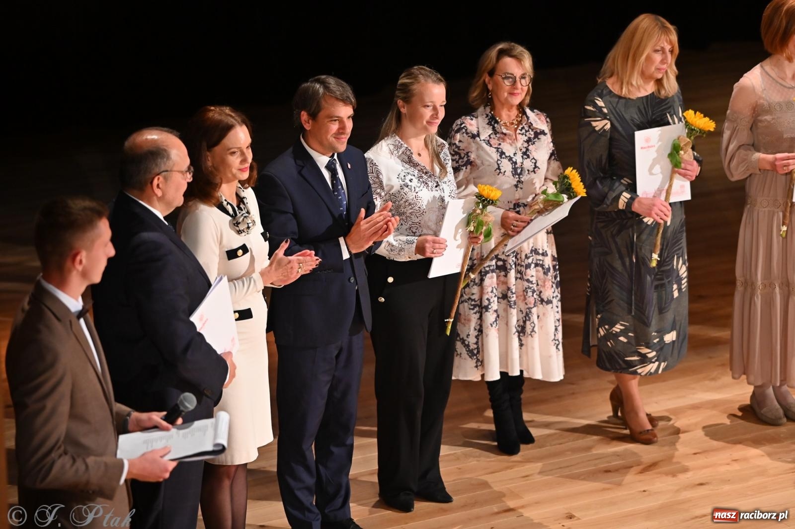 Zdjęcie w galerii na portalu naszraciborz.pl: Miejskie obchody Dnia Edukacji Narodowej i jubileusz 125-lecia SP 5 w Raciborzu wiadomości z regionu