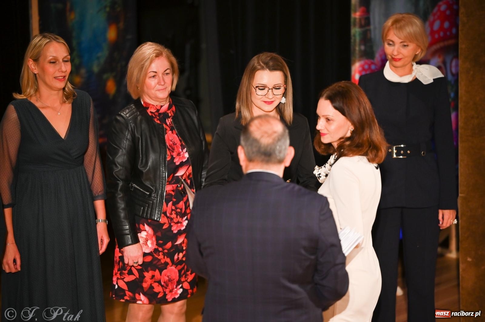 Zdjęcie w galerii na portalu naszraciborz.pl: Miejskie obchody Dnia Edukacji Narodowej i jubileusz 125-lecia SP 5 w Raciborzu wiadomości z regionu