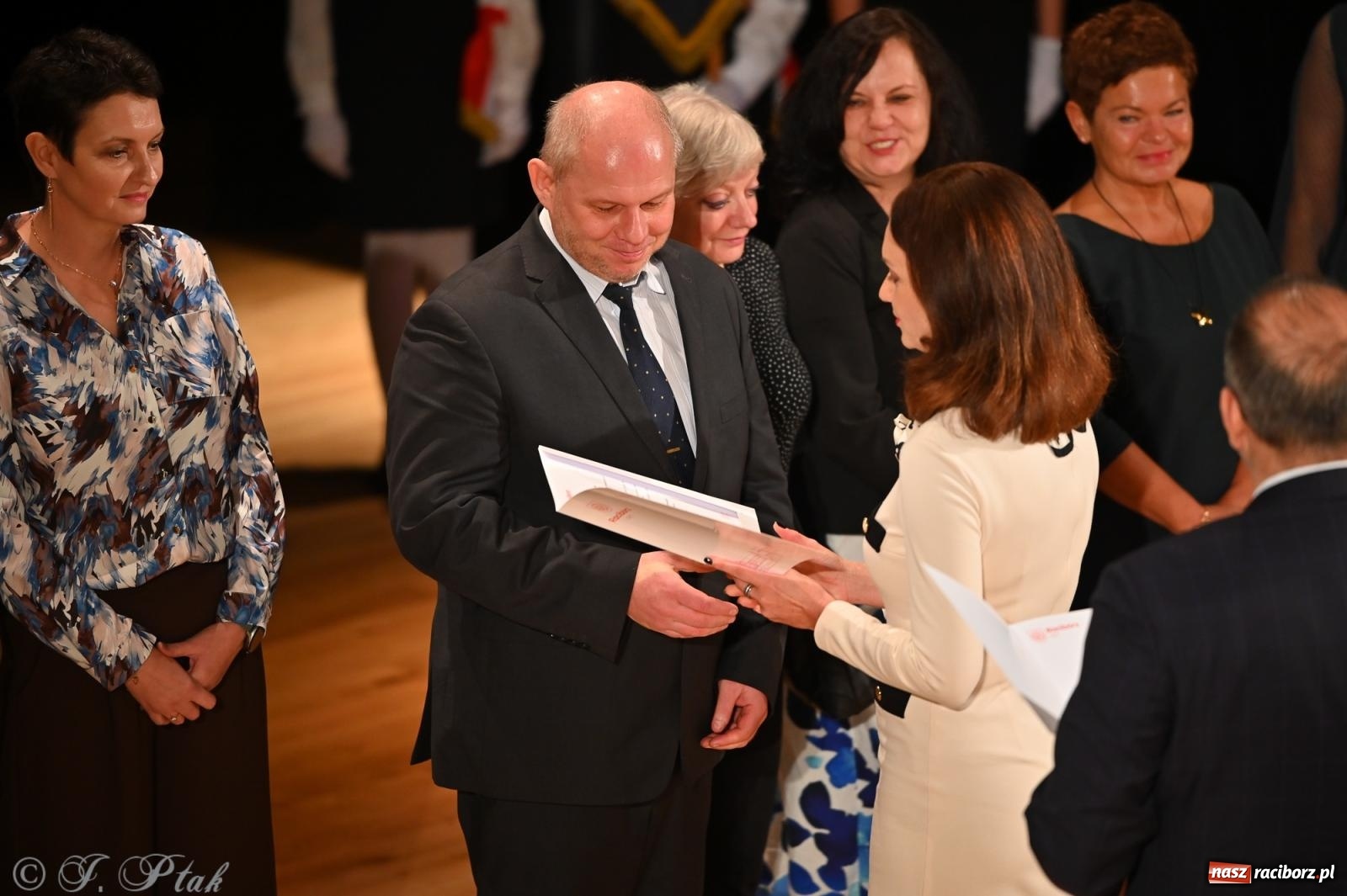 Zdjęcie w galerii na portalu naszraciborz.pl: Miejskie obchody Dnia Edukacji Narodowej i jubileusz 125-lecia SP 5 w Raciborzu wiadomości z regionu