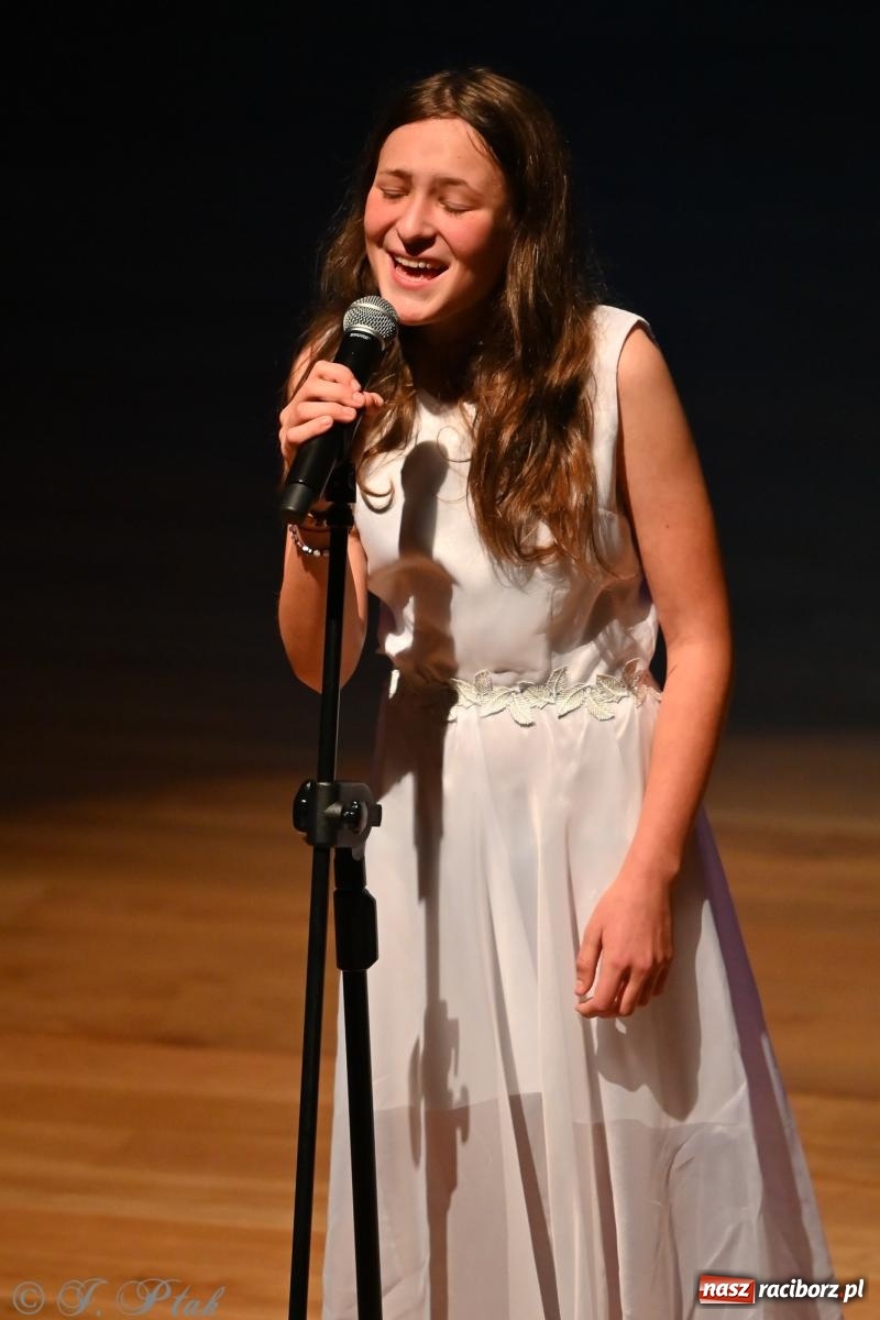 Zdjęcie w galerii na portalu naszraciborz.pl: Miejskie obchody Dnia Edukacji Narodowej i jubileusz 125-lecia SP 5 w Raciborzu wiadomości z regionu