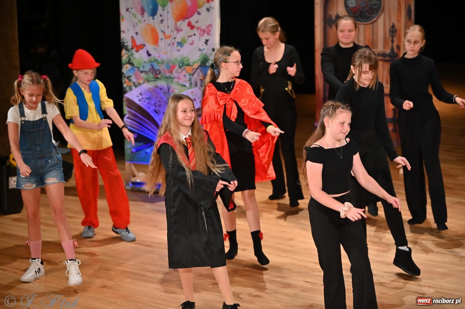 Zdjęcie w galerii na portalu naszraciborz.pl: Miejskie obchody Dnia Edukacji Narodowej i jubileusz 125-lecia SP 5 w Raciborzu wiadomości z regionu