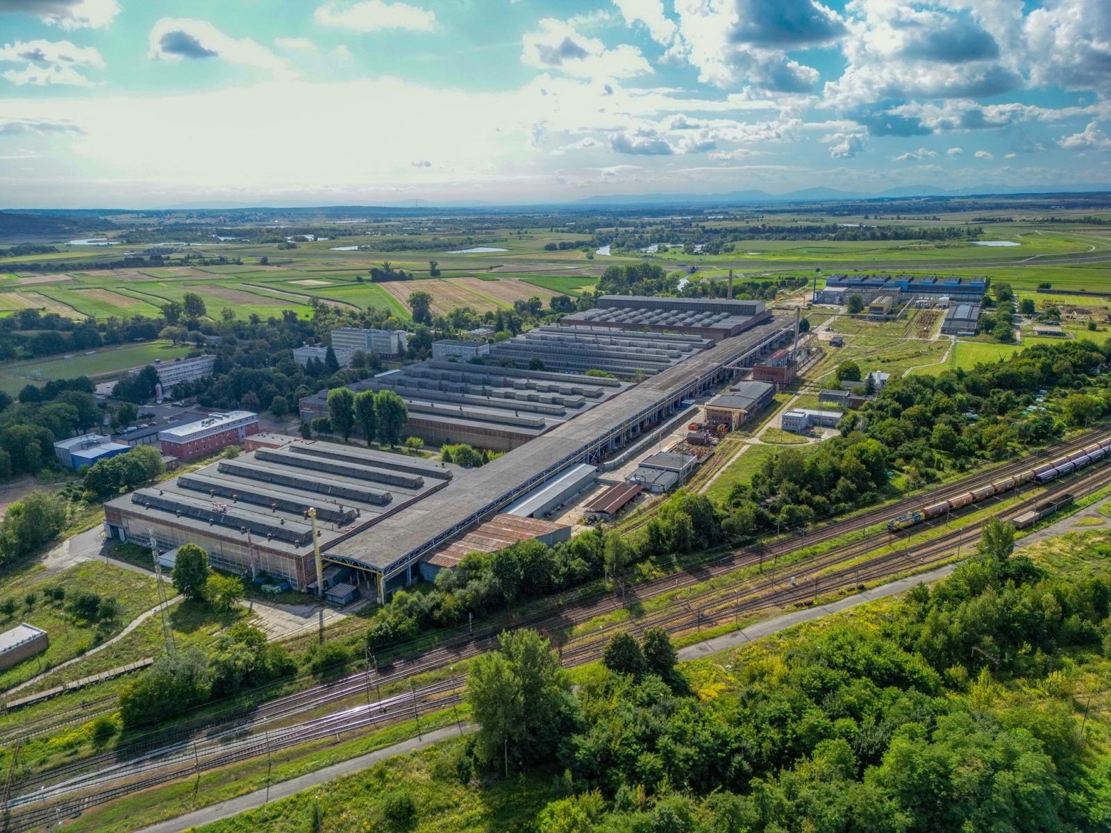 Zdjęcie w galerii na portalu naszraciborz.pl: Jelcz ratuje Racibórz, ale i Racibórz ratuje Jelcza. Scenariusz nakreślony przez rząd krytykują na Dolnym Śląsku. Posłowie PiS o propagandzie Tuska wiadomości z regionu