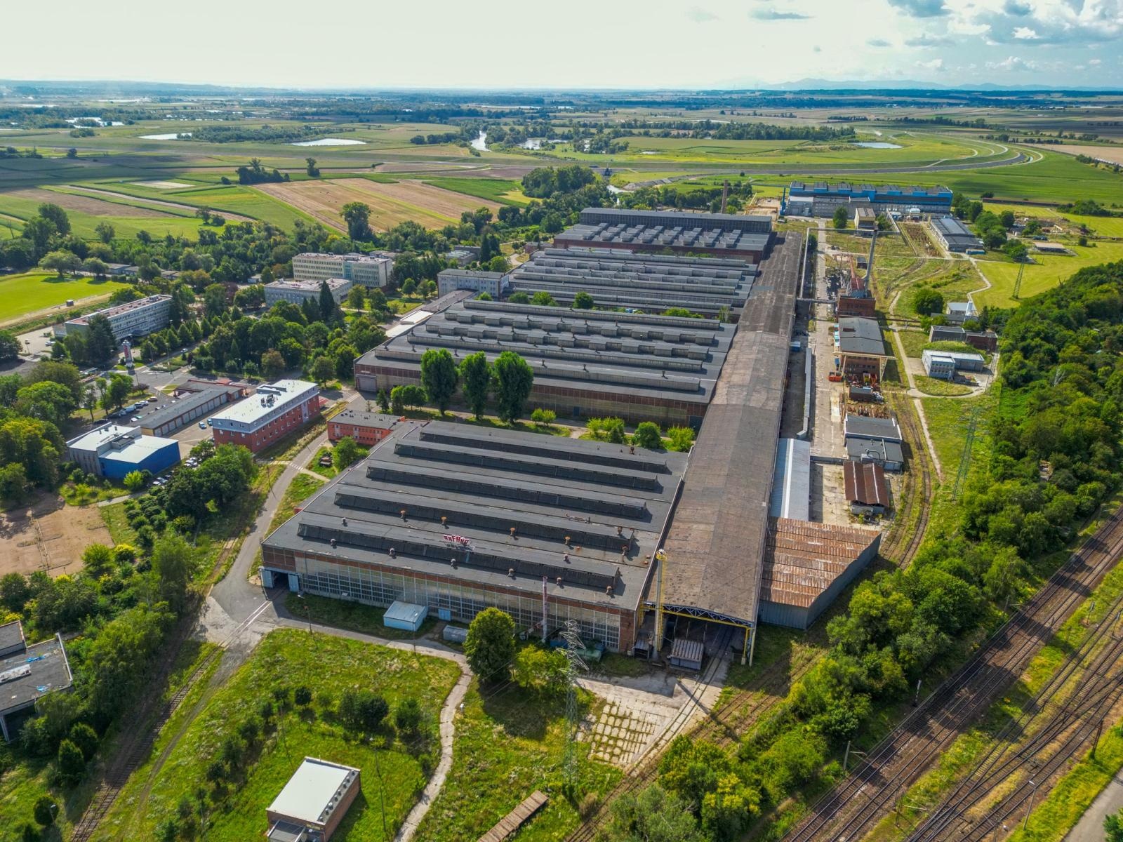 Zdjęcie w galerii na portalu naszraciborz.pl: Jelcz ratuje Racibórz, ale i Racibórz ratuje Jelcza. Scenariusz nakreślony przez rząd krytykują na Dolnym Śląsku. Posłowie PiS o propagandzie Tuska wiadomości z regionu