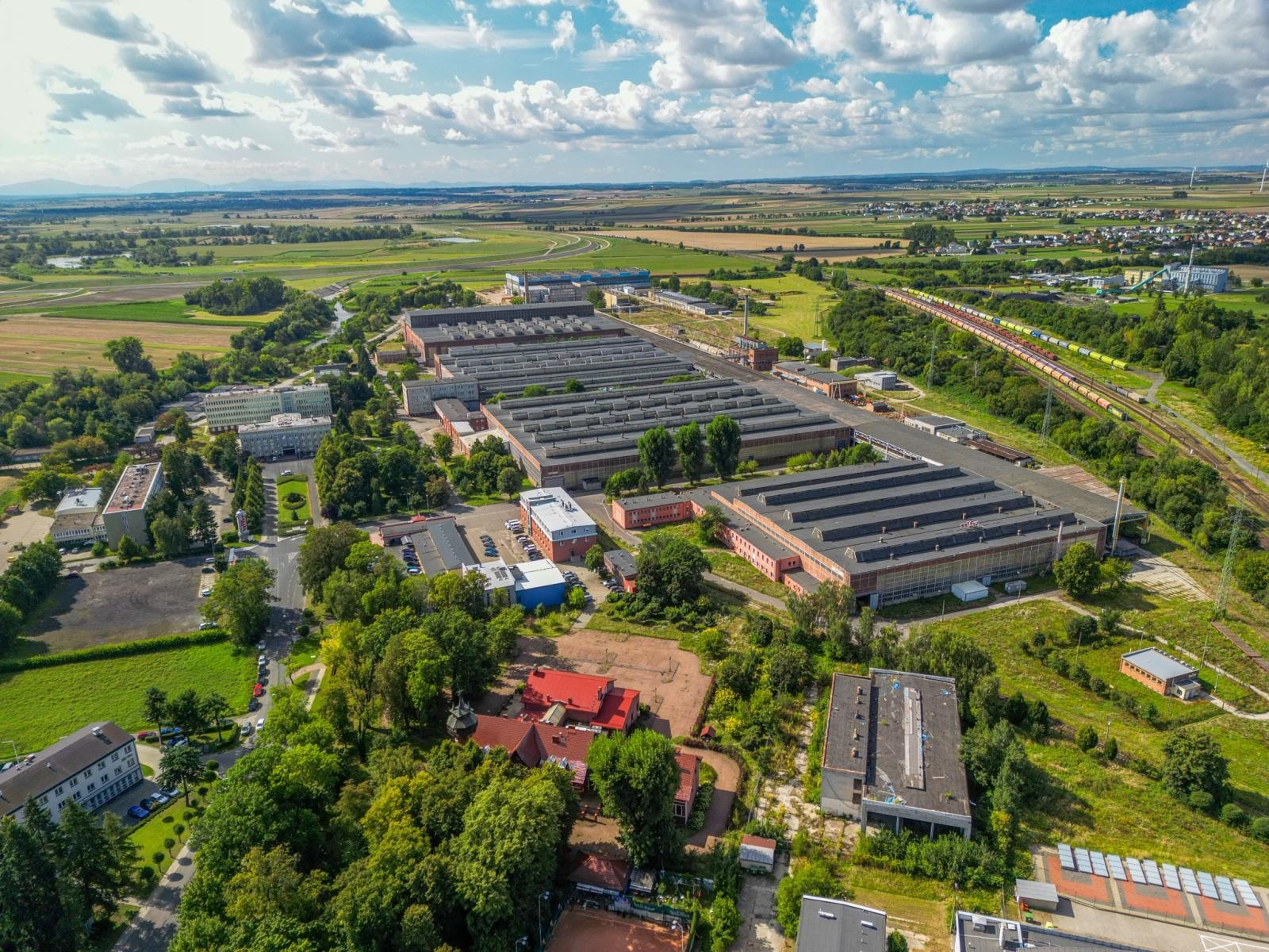 Zdjęcie w galerii na portalu naszraciborz.pl: Jelcz ratuje Racibórz, ale i Racibórz ratuje Jelcza. Scenariusz nakreślony przez rząd krytykują na Dolnym Śląsku. Posłowie PiS o propagandzie Tuska wiadomości z regionu