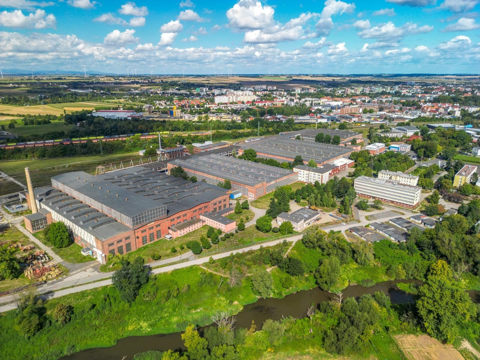Zdjęcie w galerii na portalu naszraciborz.pl: Jelcz ratuje Racibórz, ale i Racibórz ratuje Jelcza. Scenariusz nakreślony przez rząd krytykują na Dolnym Śląsku. Posłowie PiS o propagandzie Tuska wiadomości z regionu