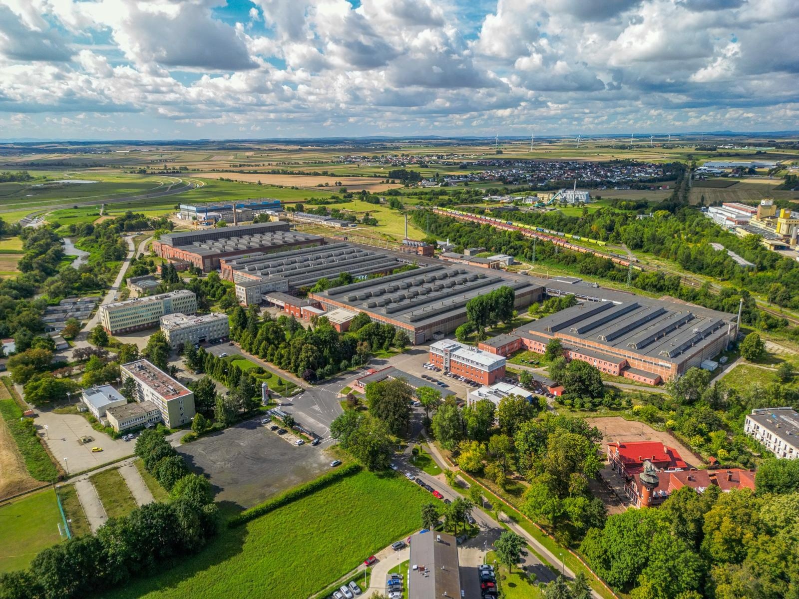 Zdjęcie w galerii na portalu naszraciborz.pl: Jelcz ratuje Racibórz, ale i Racibórz ratuje Jelcza. Scenariusz nakreślony przez rząd krytykują na Dolnym Śląsku. Posłowie PiS o propagandzie Tuska wiadomości z regionu