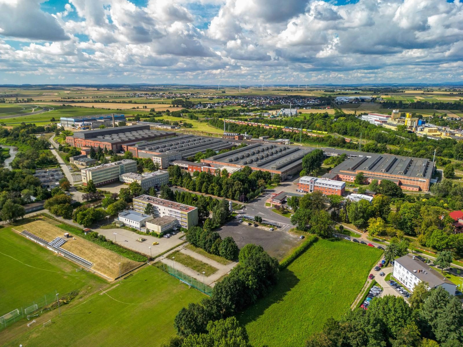 Zdjęcie w galerii na portalu naszraciborz.pl: Jelcz ratuje Racibórz, ale i Racibórz ratuje Jelcza. Scenariusz nakreślony przez rząd krytykują na Dolnym Śląsku. Posłowie PiS o propagandzie Tuska wiadomości z regionu
