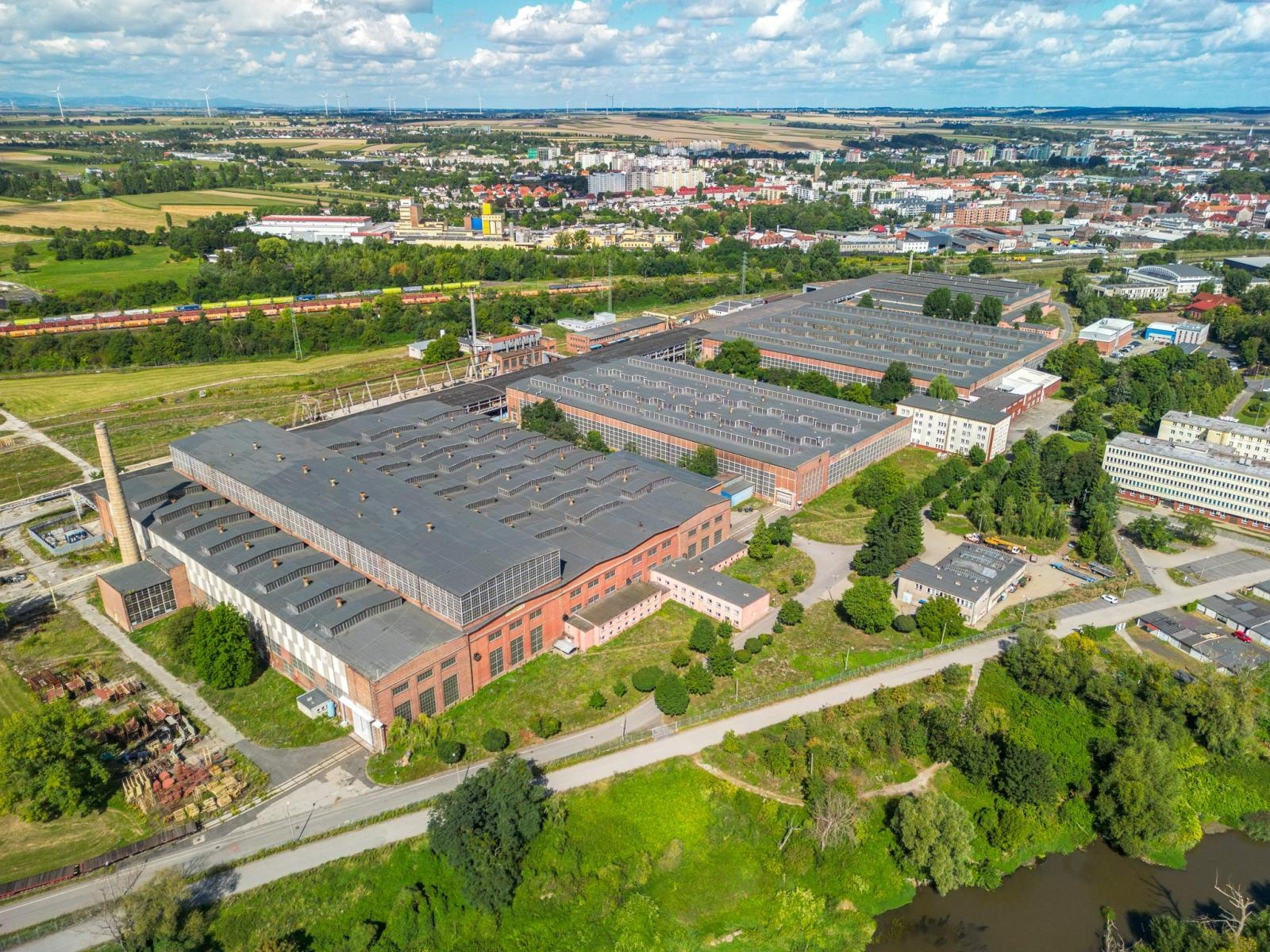 Zdjęcie w galerii na portalu naszraciborz.pl: Jelcz ratuje Racibórz, ale i Racibórz ratuje Jelcza. Scenariusz nakreślony przez rząd krytykują na Dolnym Śląsku. Posłowie PiS o propagandzie Tuska wiadomości z regionu