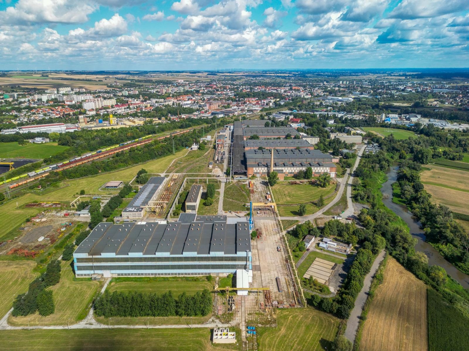Zdjęcie w galerii na portalu naszraciborz.pl: Jelcz ratuje Racibórz, ale i Racibórz ratuje Jelcza. Scenariusz nakreślony przez rząd krytykują na Dolnym Śląsku. Posłowie PiS o propagandzie Tuska wiadomości z regionu