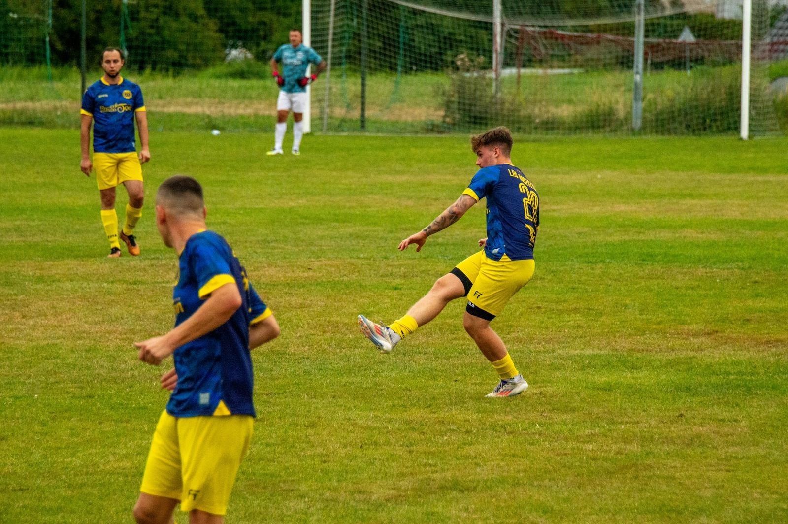 Zdjęcie w galerii na portalu naszraciborz.pl: Lider bez szans. LKS Brax-Ton Raszczyce górą  wiadomości z regionu