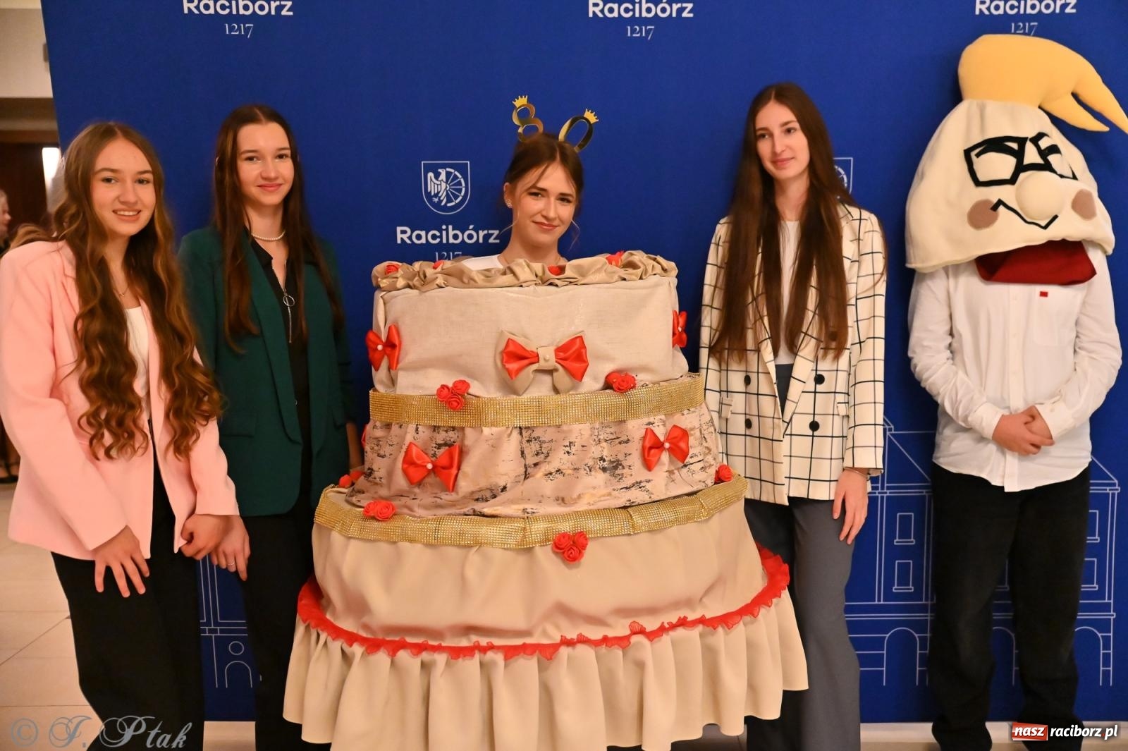 Zdjęcie w galerii na portalu naszraciborz.pl: 80 lat CKZiU nr 1 Budowlanka-Gastronomik. AI ożywiło stare zdjęcia [WIDEO] wiadomości z regionu