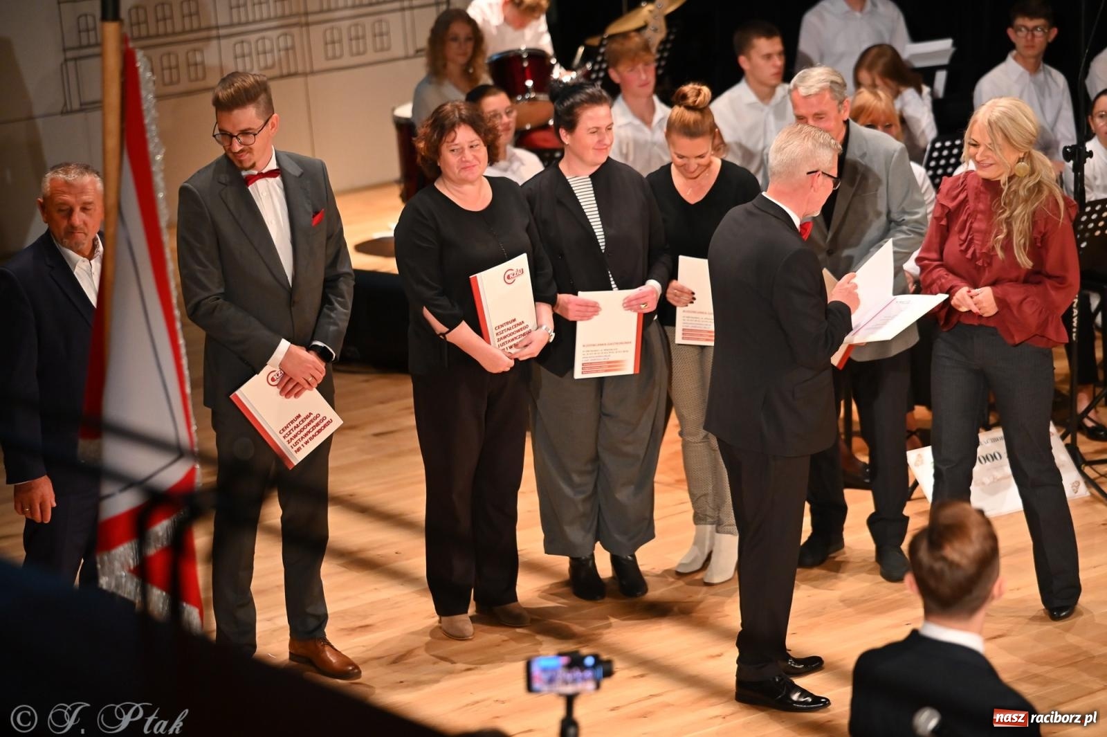 Zdjęcie w galerii na portalu naszraciborz.pl: 80 lat CKZiU nr 1 Budowlanka-Gastronomik. AI ożywiło stare zdjęcia [WIDEO] wiadomości z regionu