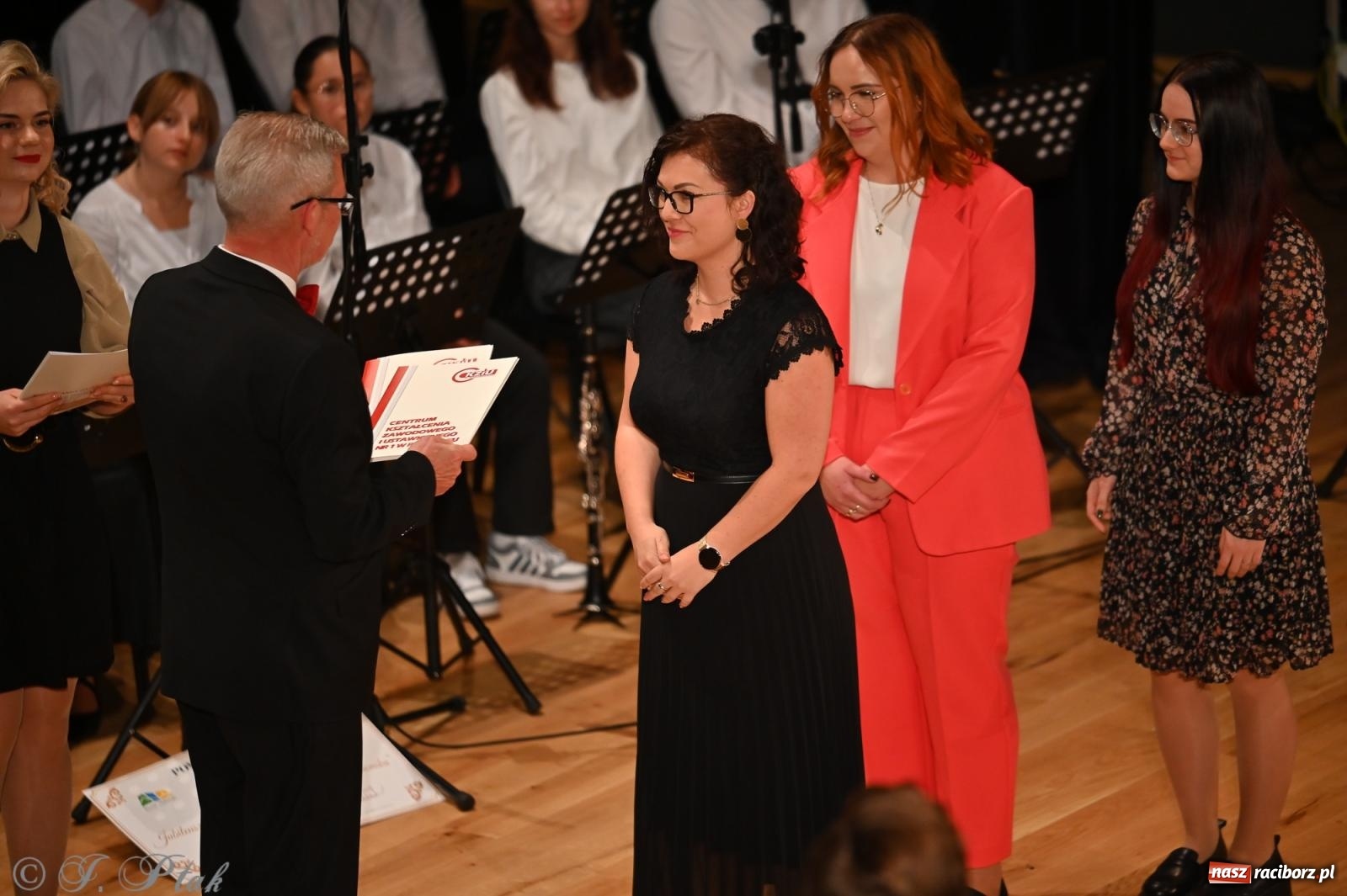 Zdjęcie w galerii na portalu naszraciborz.pl: 80 lat CKZiU nr 1 Budowlanka-Gastronomik. AI ożywiło stare zdjęcia [WIDEO] wiadomości z regionu