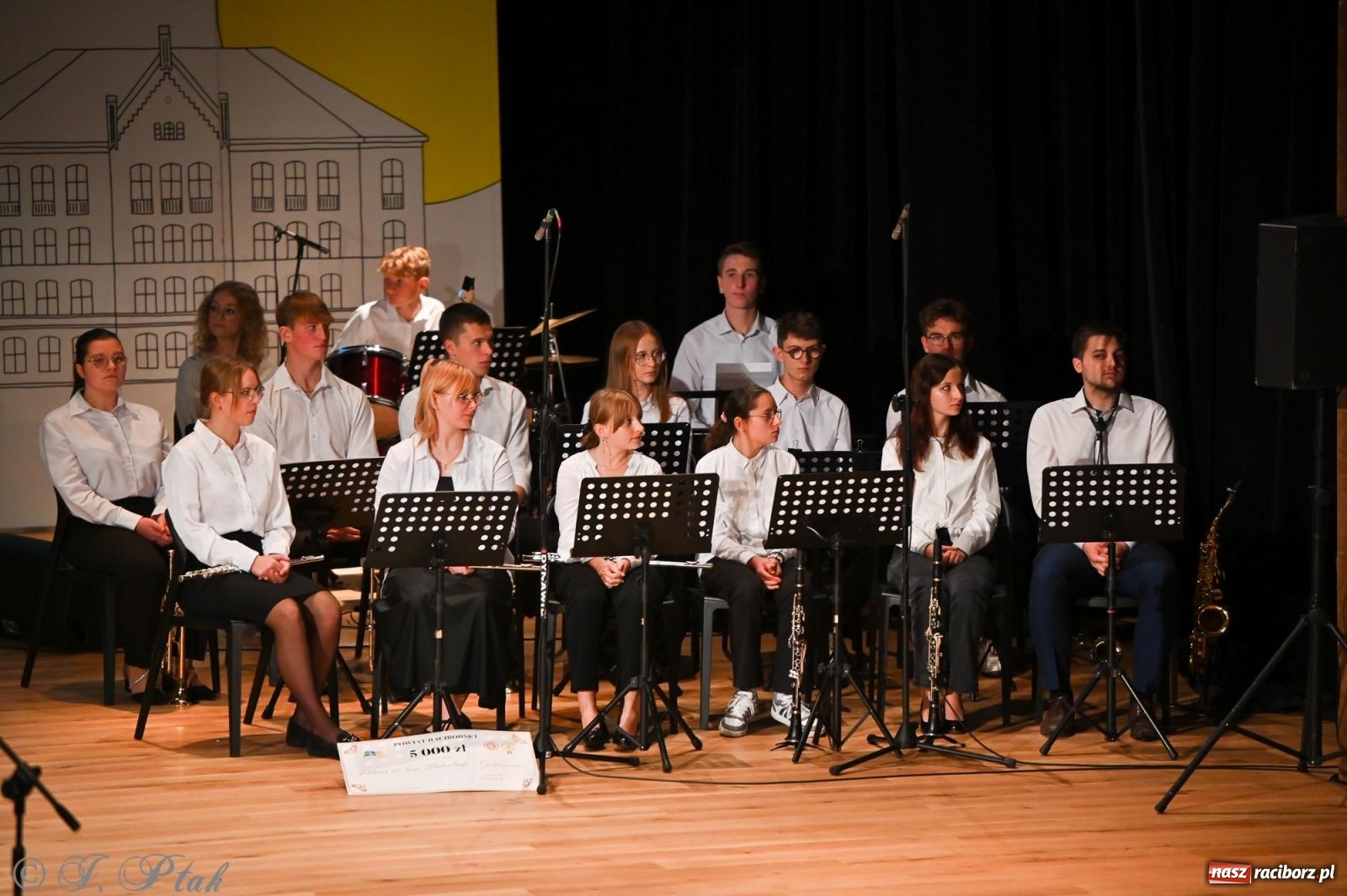 Zdjęcie w galerii na portalu naszraciborz.pl: 80 lat CKZiU nr 1 Budowlanka-Gastronomik. AI ożywiło stare zdjęcia [WIDEO] wiadomości z regionu