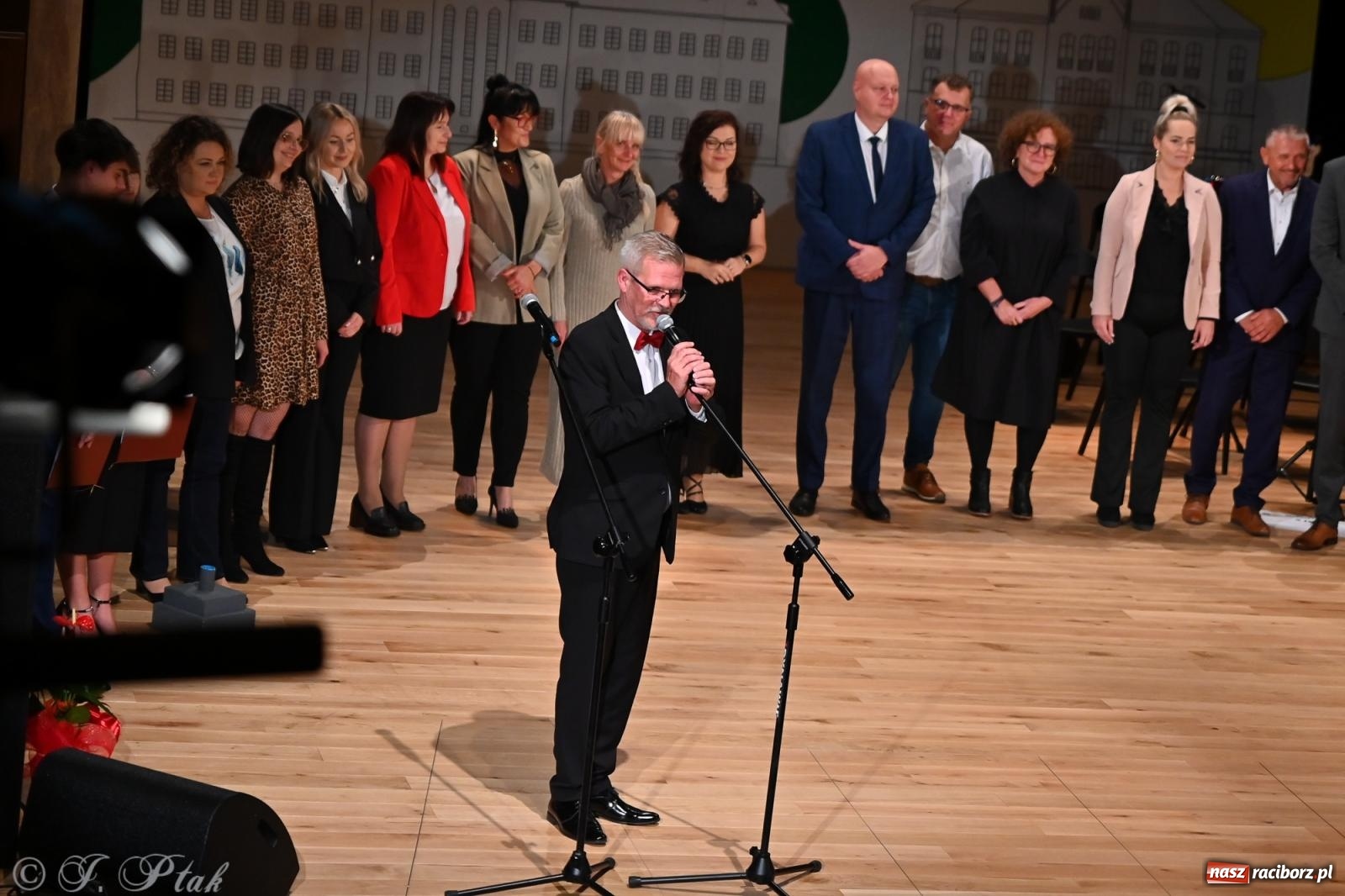 Zdjęcie w galerii na portalu naszraciborz.pl: 80 lat CKZiU nr 1 Budowlanka-Gastronomik. AI ożywiło stare zdjęcia [WIDEO] wiadomości z regionu