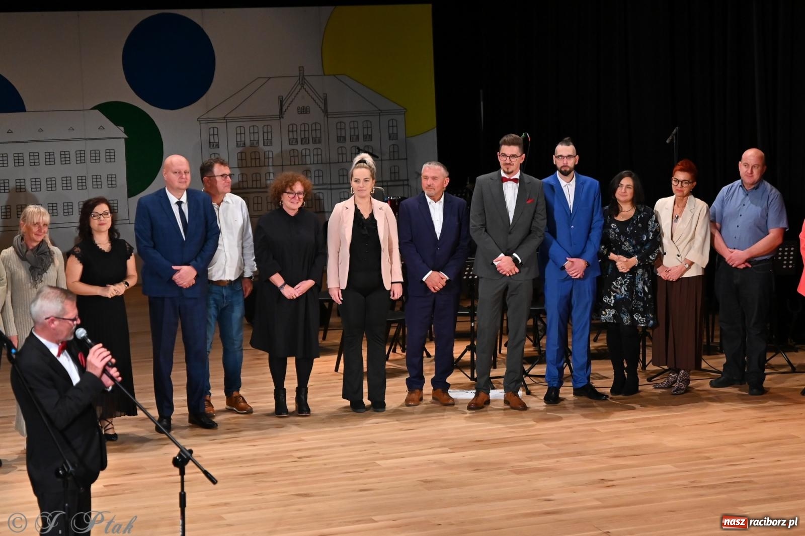 Zdjęcie w galerii na portalu naszraciborz.pl: 80 lat CKZiU nr 1 Budowlanka-Gastronomik. AI ożywiło stare zdjęcia [WIDEO] wiadomości z regionu