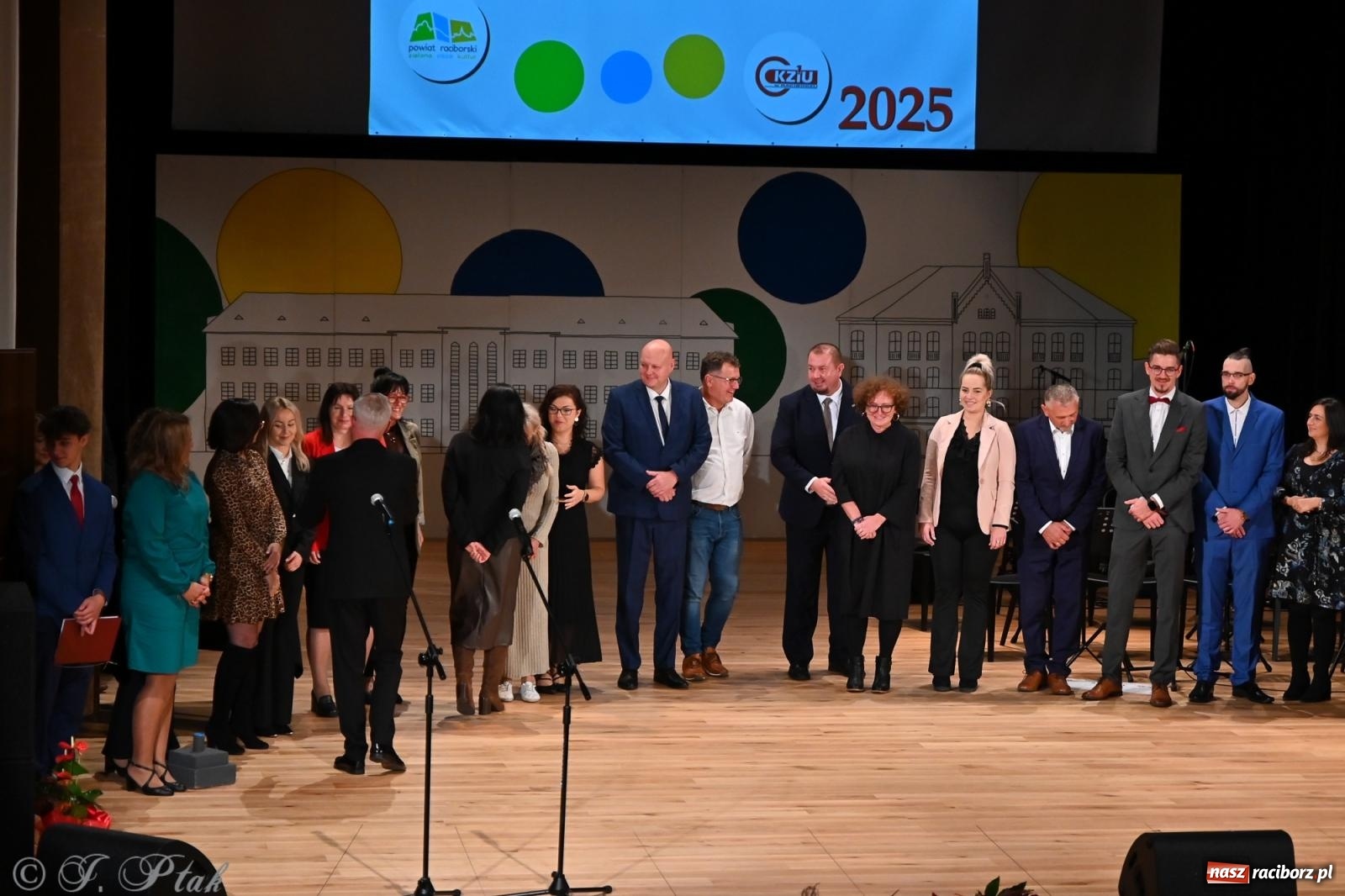 Zdjęcie w galerii na portalu naszraciborz.pl: 80 lat CKZiU nr 1 Budowlanka-Gastronomik. AI ożywiło stare zdjęcia [WIDEO] wiadomości z regionu