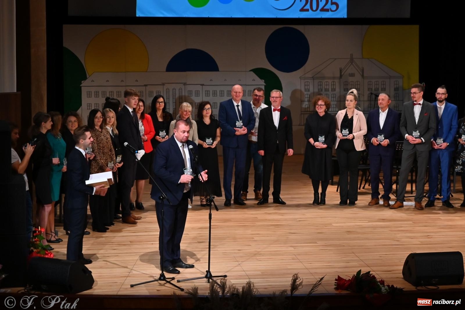 Zdjęcie w galerii na portalu naszraciborz.pl: 80 lat CKZiU nr 1 Budowlanka-Gastronomik. AI ożywiło stare zdjęcia [WIDEO] wiadomości z regionu