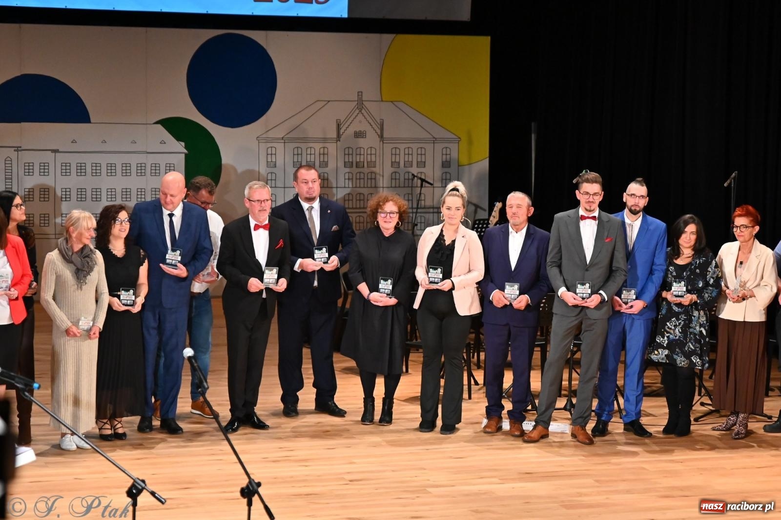 Zdjęcie w galerii na portalu naszraciborz.pl: 80 lat CKZiU nr 1 Budowlanka-Gastronomik. AI ożywiło stare zdjęcia [WIDEO] wiadomości z regionu