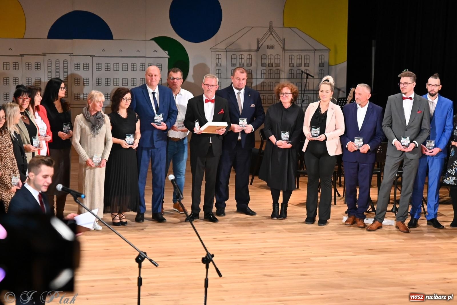 Zdjęcie w galerii na portalu naszraciborz.pl: 80 lat CKZiU nr 1 Budowlanka-Gastronomik. AI ożywiło stare zdjęcia [WIDEO] wiadomości z regionu