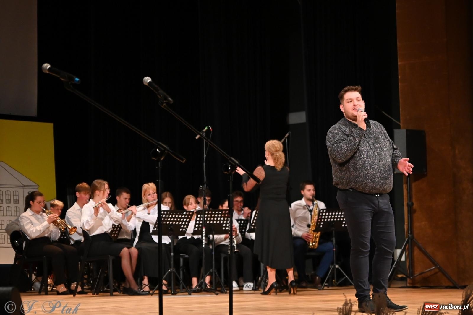 Zdjęcie w galerii na portalu naszraciborz.pl: 80 lat CKZiU nr 1 Budowlanka-Gastronomik. AI ożywiło stare zdjęcia [WIDEO] wiadomości z regionu