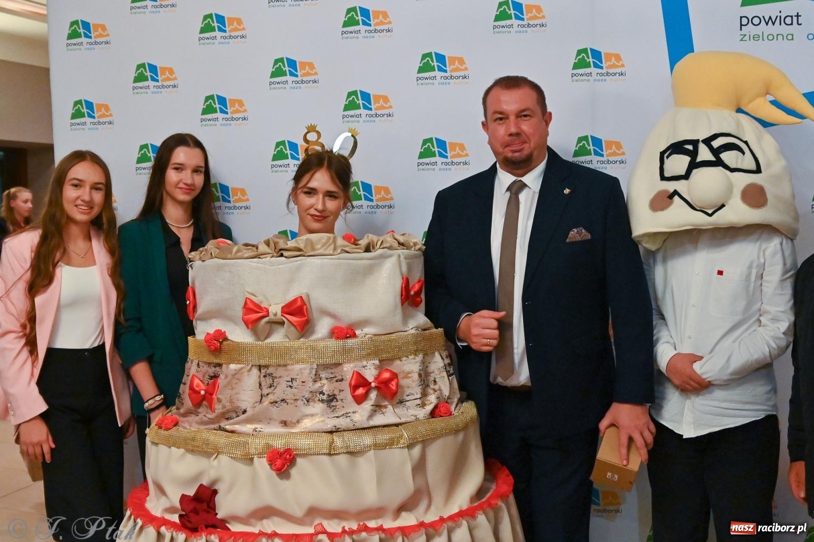 Zdjęcie w galerii na portalu naszraciborz.pl: 80 lat CKZiU nr 1 Budowlanka-Gastronomik. AI ożywiło stare zdjęcia [WIDEO] wiadomości z regionu