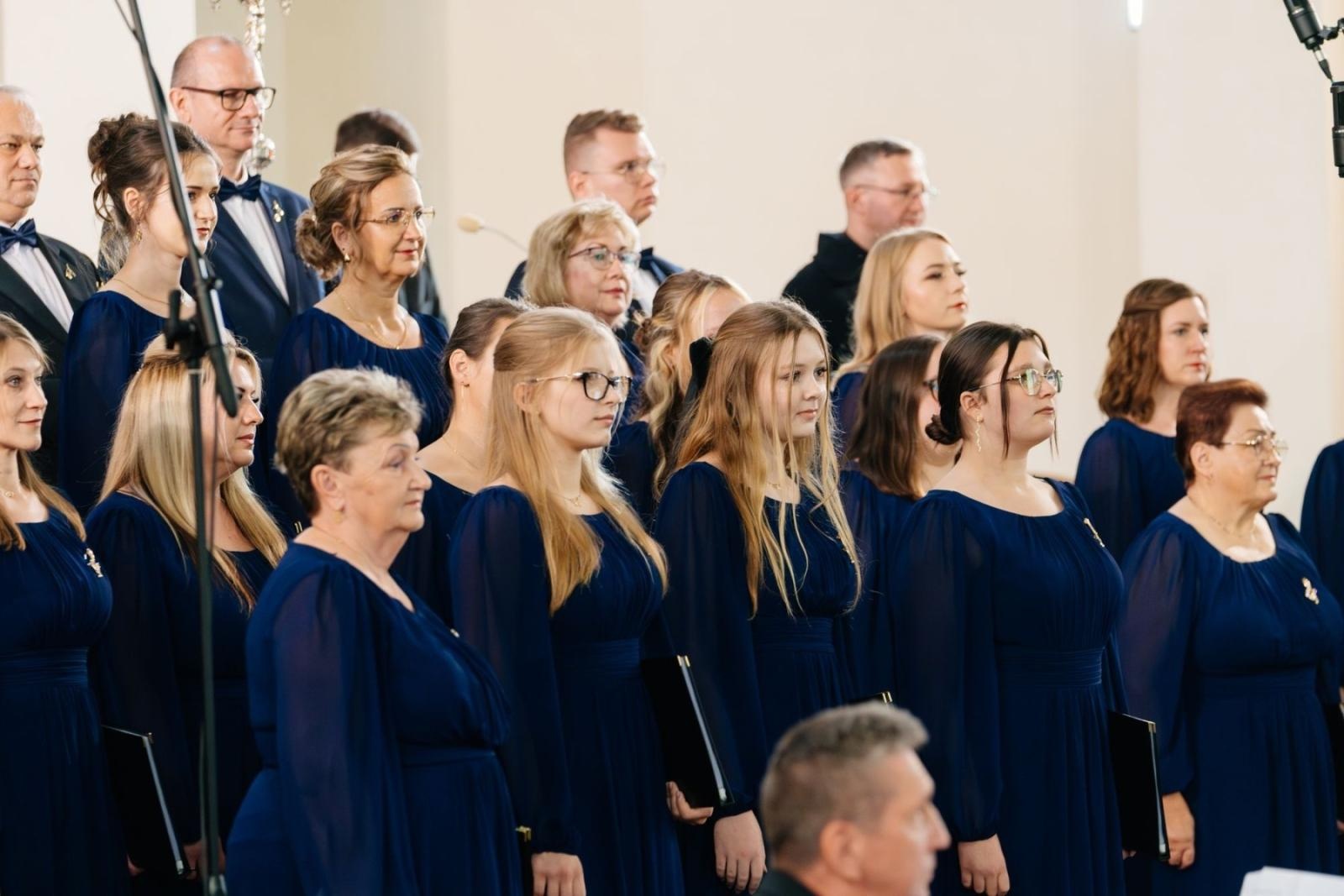 Zdjęcie w galerii na portalu naszraciborz.pl: Muzyka, która łączy serca. Dziesięć lat Chóru Ars Cantandi z Zawady Książęcej wiadomości z regionu