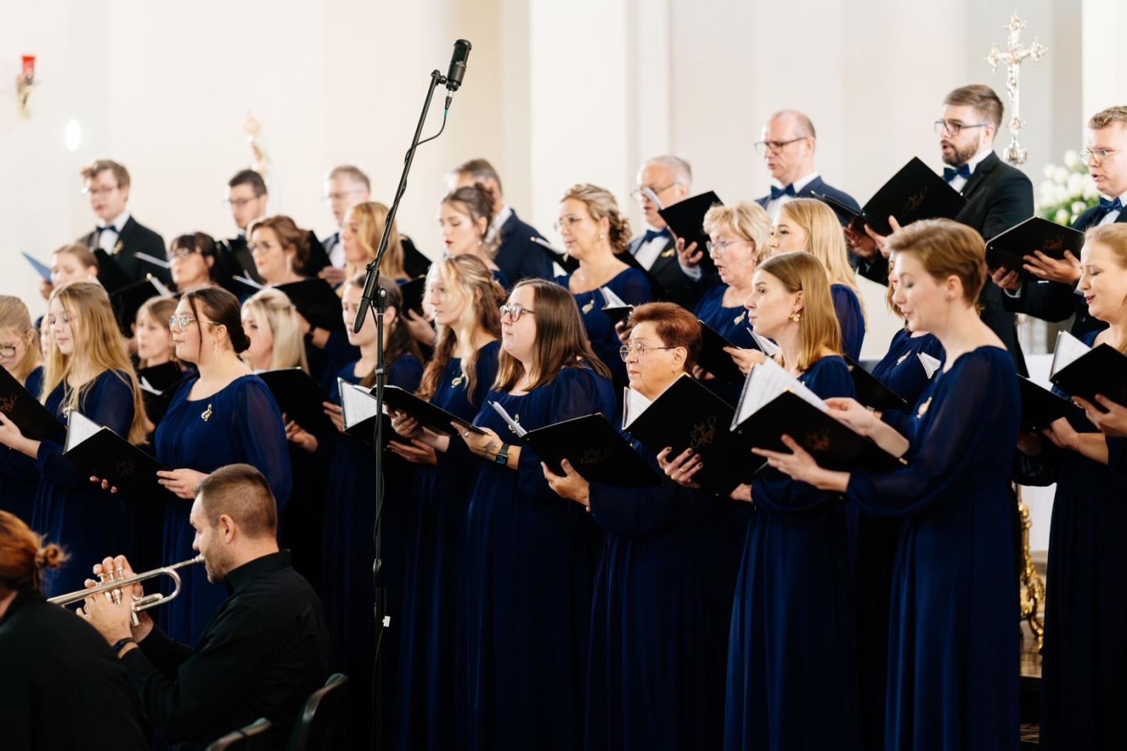 Zdjęcie w galerii na portalu naszraciborz.pl: Muzyka, która łączy serca. Dziesięć lat Chóru Ars Cantandi z Zawady Książęcej wiadomości z regionu