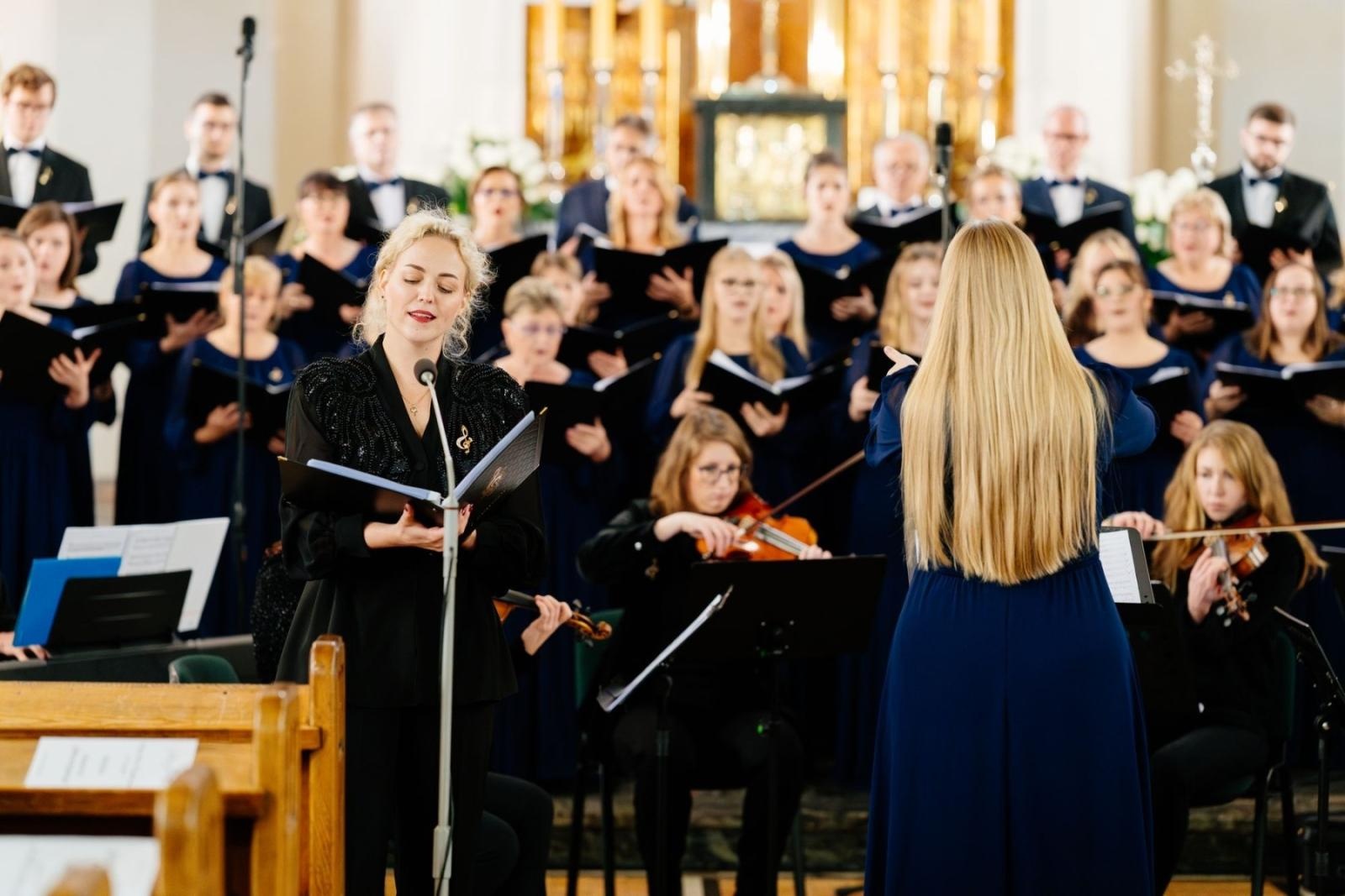 Zdjęcie w galerii na portalu naszraciborz.pl: Muzyka, która łączy serca. Dziesięć lat Chóru Ars Cantandi z Zawady Książęcej wiadomości z regionu