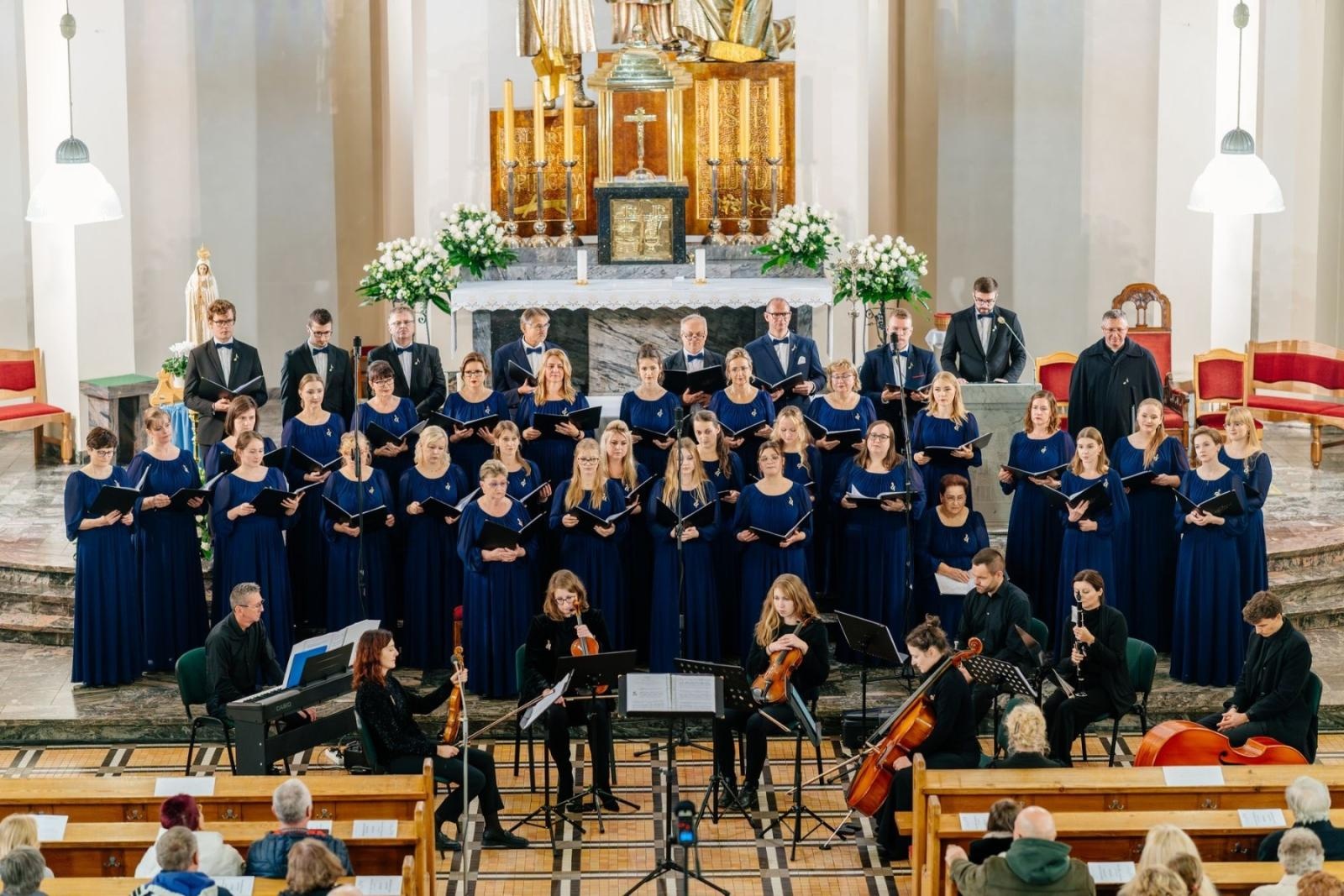 Zdjęcie w galerii na portalu naszraciborz.pl: Muzyka, która łączy serca. Dziesięć lat Chóru Ars Cantandi z Zawady Książęcej wiadomości z regionu