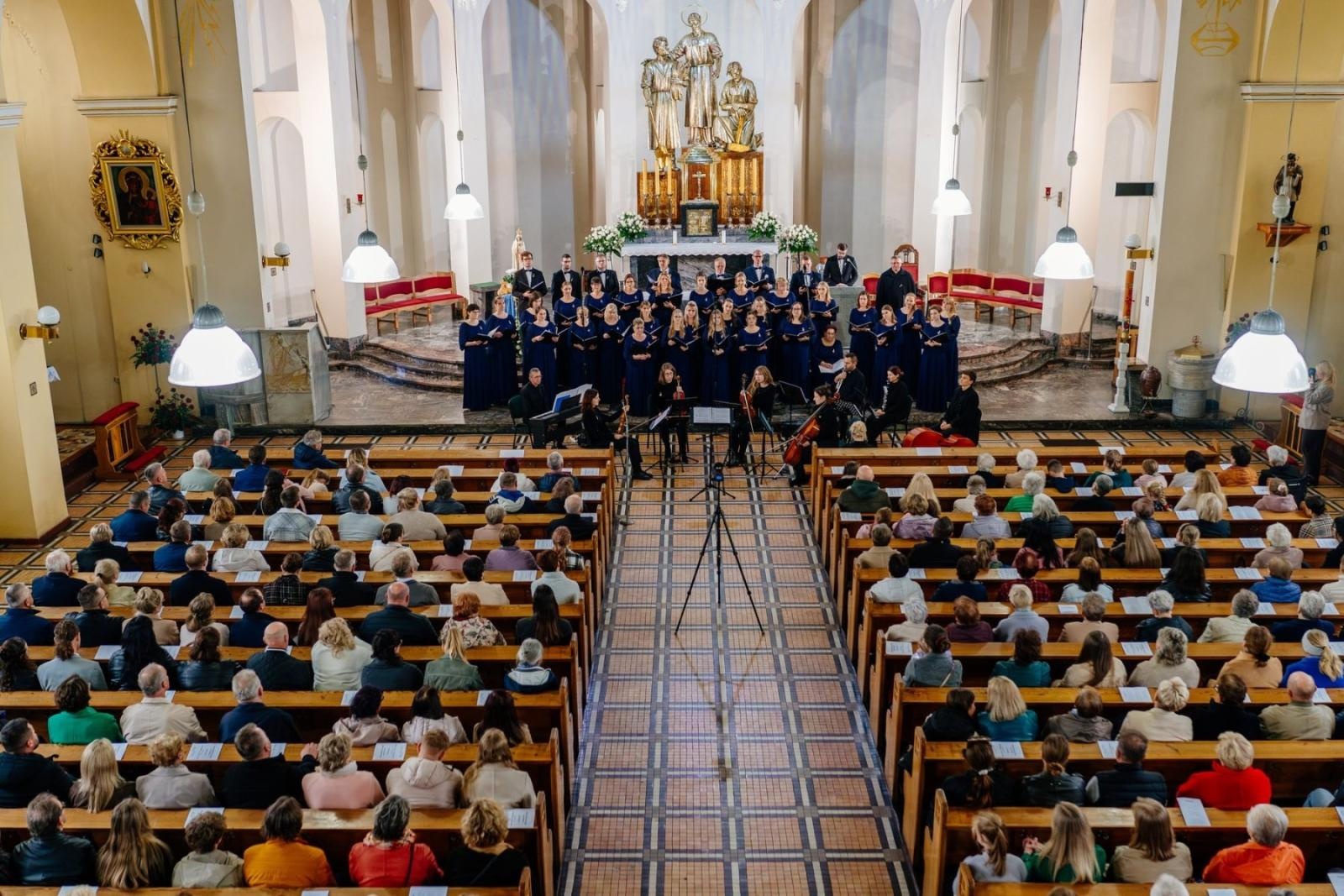 Zdjęcie w galerii na portalu naszraciborz.pl: Muzyka, która łączy serca. Dziesięć lat Chóru Ars Cantandi z Zawady Książęcej wiadomości z regionu