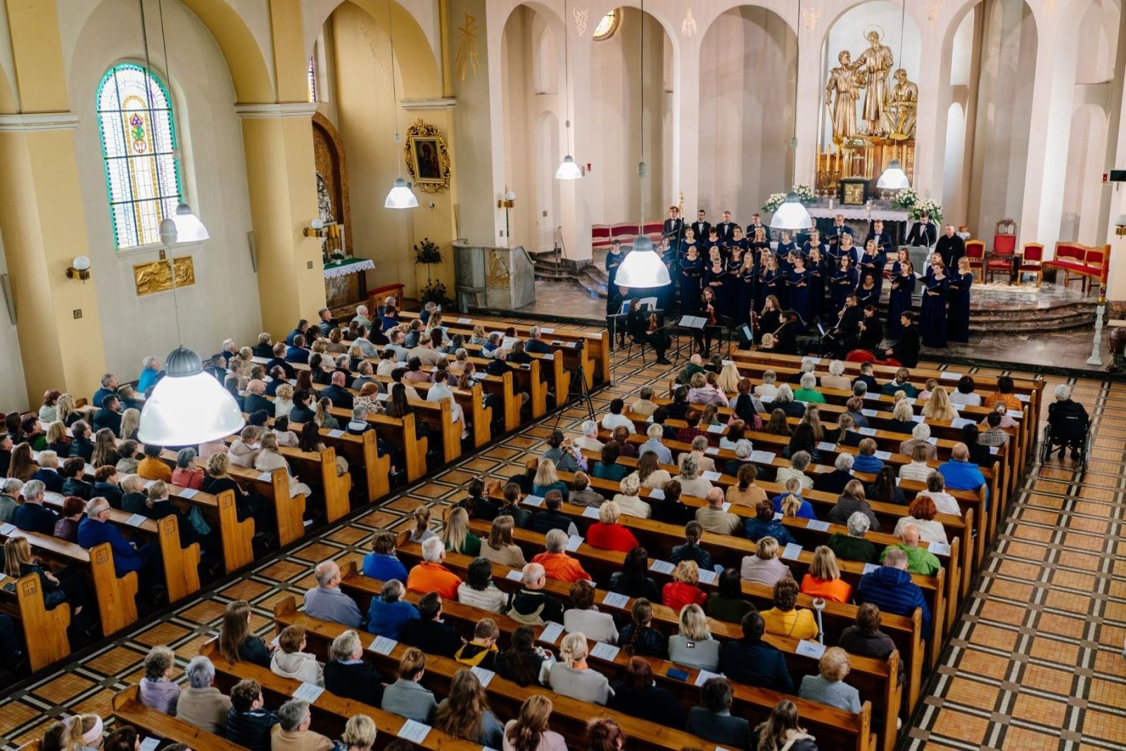 Zdjęcie w galerii na portalu naszraciborz.pl: Muzyka, która łączy serca. Dziesięć lat Chóru Ars Cantandi z Zawady Książęcej wiadomości z regionu