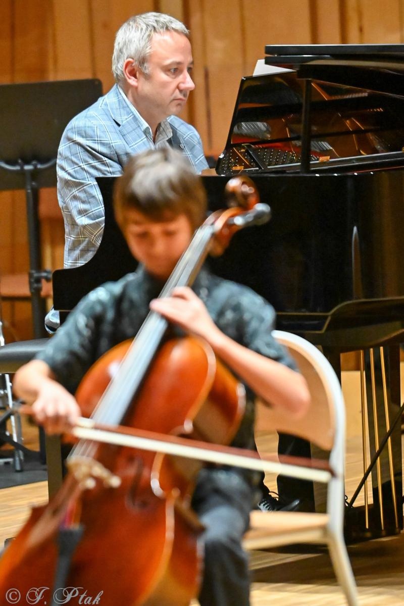 Zdjęcie w galerii na portalu naszraciborz.pl: Muzyczny hołd dla nauczycieli w raciborskiej szkole muzycznej wiadomości z regionu