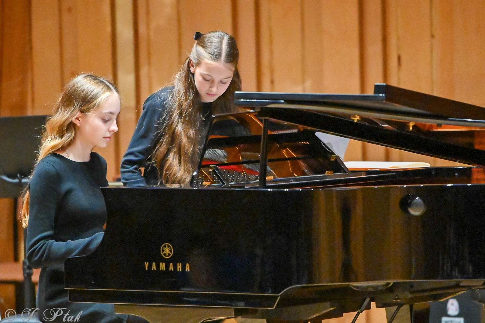 Zdjęcie w galerii na portalu naszraciborz.pl: Muzyczny hołd dla nauczycieli w raciborskiej szkole muzycznej wiadomości z regionu