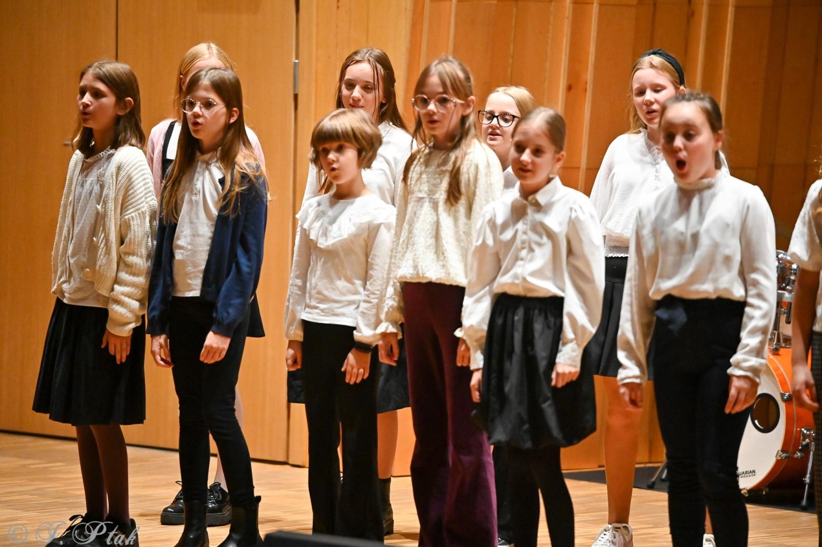 Zdjęcie w galerii na portalu naszraciborz.pl: Muzyczny hołd dla nauczycieli w raciborskiej szkole muzycznej wiadomości z regionu