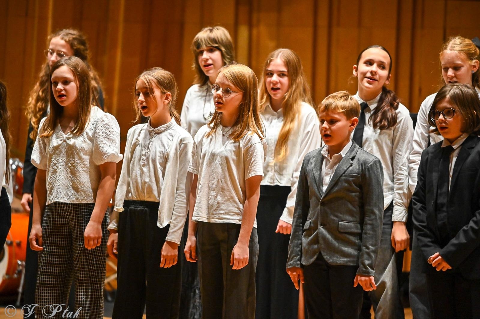 Zdjęcie w galerii na portalu naszraciborz.pl: Muzyczny hołd dla nauczycieli w raciborskiej szkole muzycznej wiadomości z regionu
