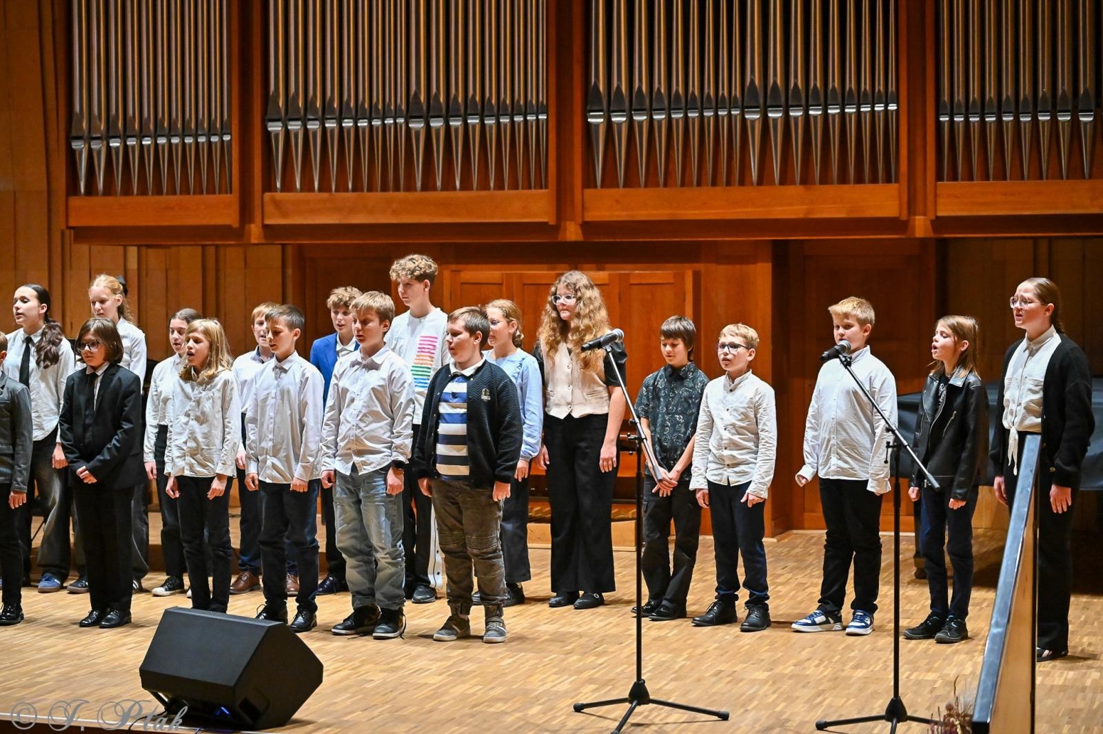 Zdjęcie w galerii na portalu naszraciborz.pl: Muzyczny hołd dla nauczycieli w raciborskiej szkole muzycznej wiadomości z regionu