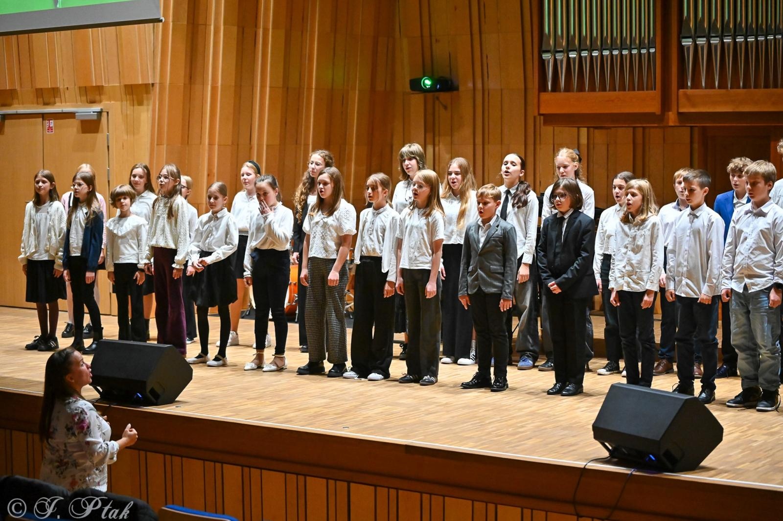 Zdjęcie w galerii na portalu naszraciborz.pl: Muzyczny hołd dla nauczycieli w raciborskiej szkole muzycznej wiadomości z regionu