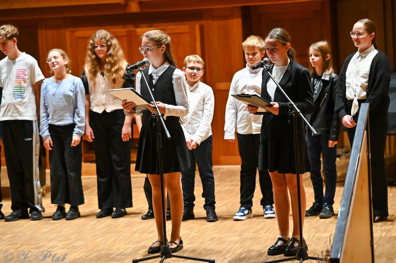 Zdjęcie w galerii na portalu naszraciborz.pl: Muzyczny hołd dla nauczycieli w raciborskiej szkole muzycznej wiadomości z regionu