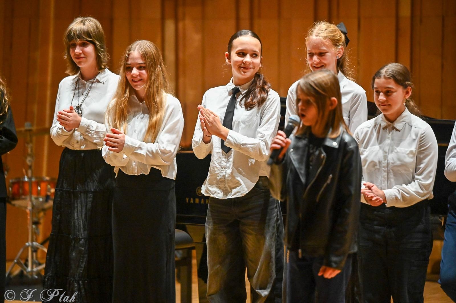 Zdjęcie w galerii na portalu naszraciborz.pl: Muzyczny hołd dla nauczycieli w raciborskiej szkole muzycznej wiadomości z regionu