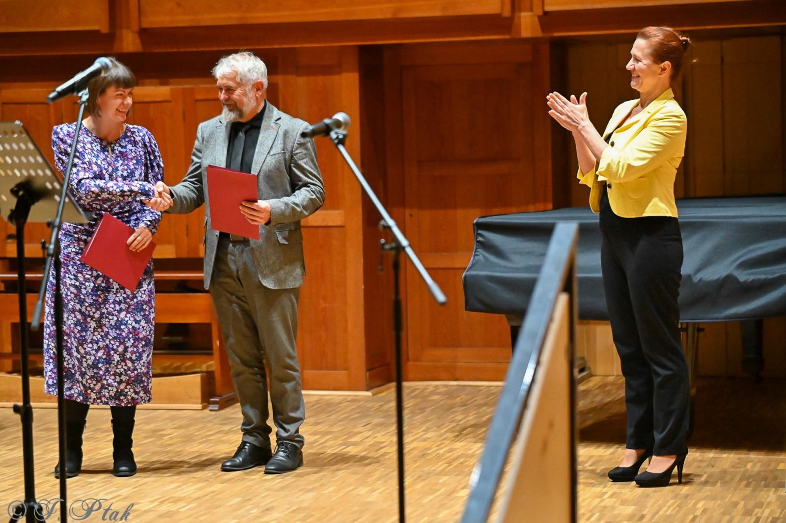 Zdjęcie w galerii na portalu naszraciborz.pl: Muzyczny hołd dla nauczycieli w raciborskiej szkole muzycznej wiadomości z regionu